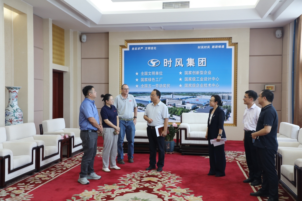 美国利滋勒公司董事长Wiliam James Urban先生拜访天博体育集团，天博体育集团与湖北宜昌经纬纺机公司签订战略合作